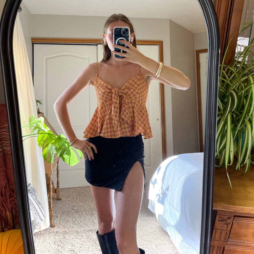 Olivaceous Tank Top
Knot front